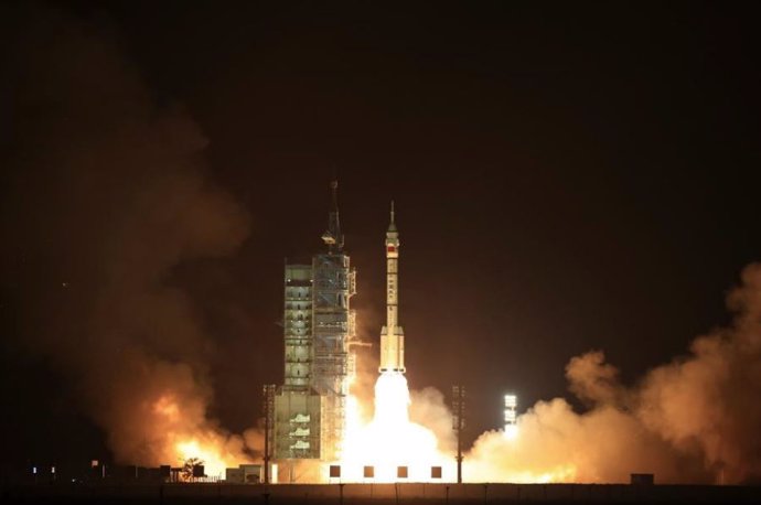 La nave espacial tripulada Shenzhou-18, encima de un cohete portador Gran Marcha-2F, despega desde el Centro de Lanzamiento de Satélites de Jiuquan en el noroeste de China, el 25 de abril.