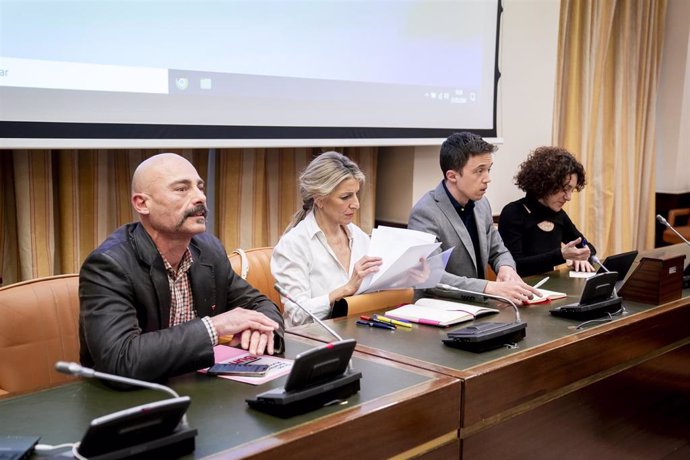 Archivo - (I-D) El diputado de Sumar Txema Guijarro; la líder de Sumar, Yolanda Díaz; el portavoz de Sumar en el Congreso, Iñigo Errejón y la diputada de Sumar, Aina Vidal, durante una reunión del Grupo Parlamentario Sumar, en el Congreso de los Diputados