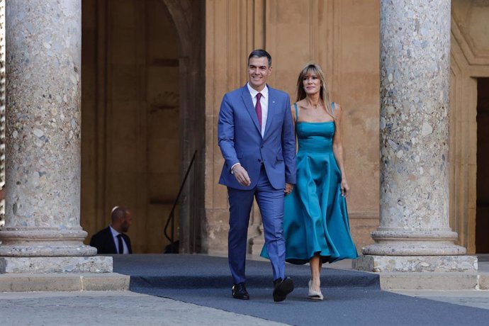 Archivo - El presidente del Gobierno en funciones, Pedro Sánchez, junto a su mujer, Begoña Gómez, a su llegada al Palacio de Carlos V para la visita que junto a los Reyes y los líderes invitados a la III Cumbre de la Comunidad Política Europea (CPE) reali