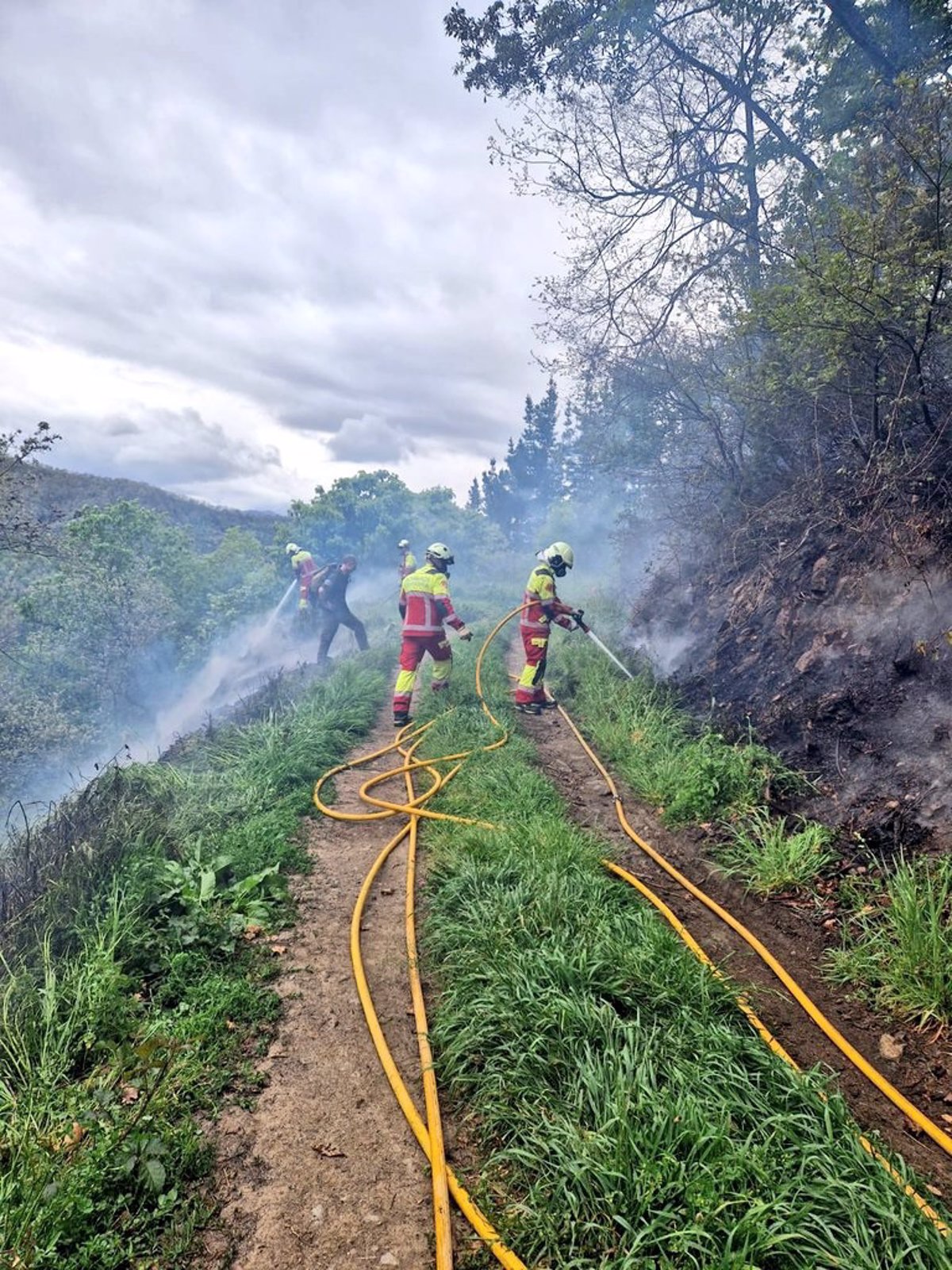 Extinguido un incendio en Liébana que amenazaba con cercar varias viviendas