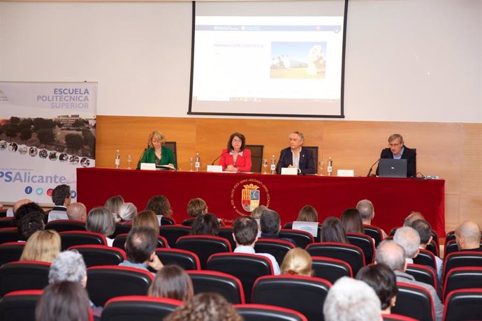 La rectora de la Universidad de Alicante, Amparo Navarro, el vicerrector de Investigación, Juan Mora, la directora del Secretariado de Estructuras para la Investigación, Maribel Beltrán, y el director de la Biblioteca Universitaria, Juan Pablo Gallo