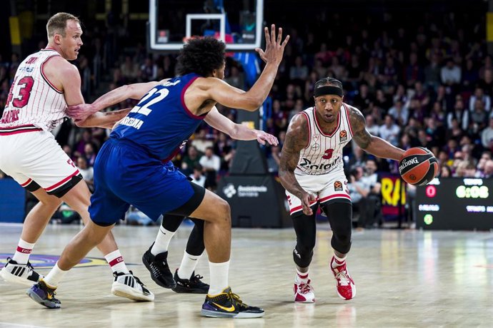Isaiah Canaan of Olympiacos Pireaus in action during the Turkish Airlines EuroLeague, match played between FC Barcelona and Olympiacos Piraeus at Palau Blaugrana on April 24, 2024 in Barcelona, Spain.