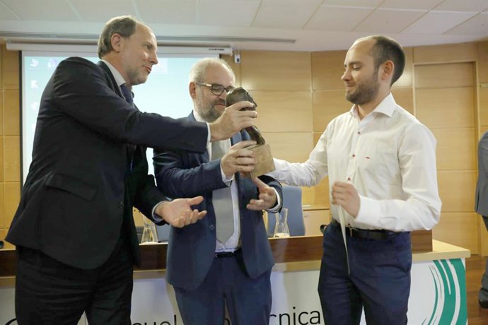 El rector, junto al director de la EPSJ, entregan el primer premio