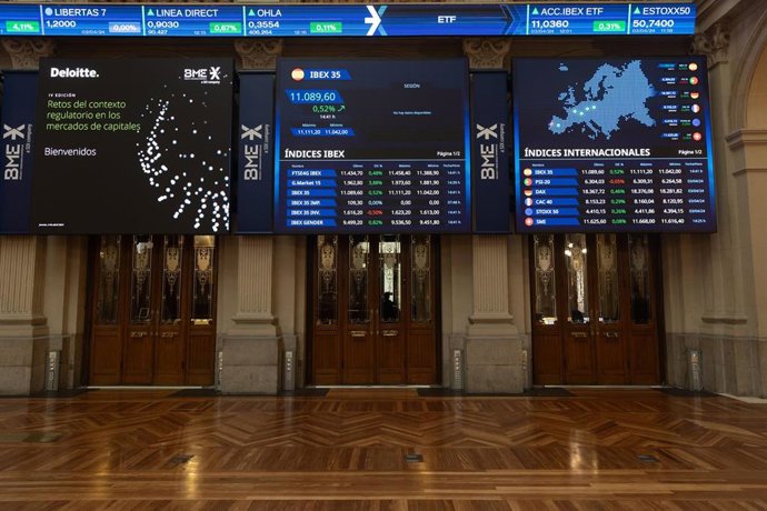 Paneles del Ibex 35 en el Palacio de la Bolsa, a 4 de abril de 2024, en Madrid (España). 
