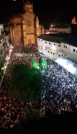 Aspecto que presentaba la Plaza Conde de Priego durante las Cruces de Mayo del pasado año.