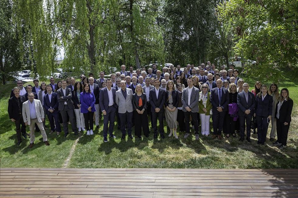 La junta directiva de la Trobada Empresarial al Pirineu con autoridades, patrocinadores y colaboradores este jueves en la presentación del programa de la 35 edición