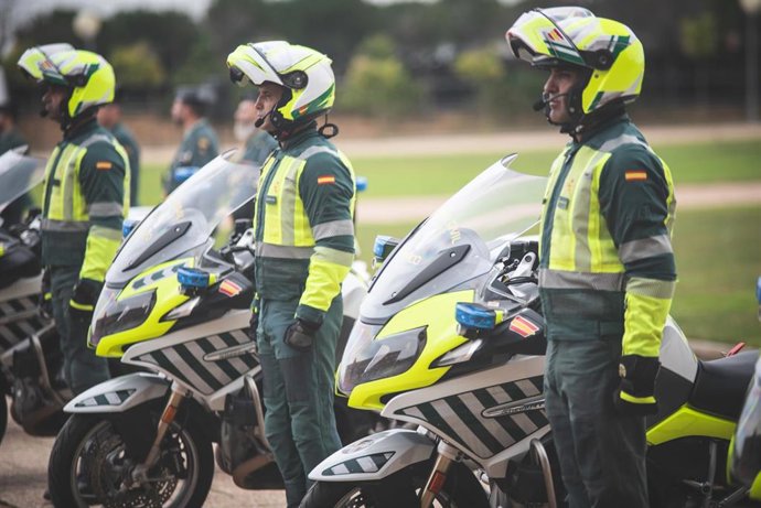 Archivo - Agentes de la Guardia Civil junto a sus motocicletas en la Escuela de Tráfico de Mérida.