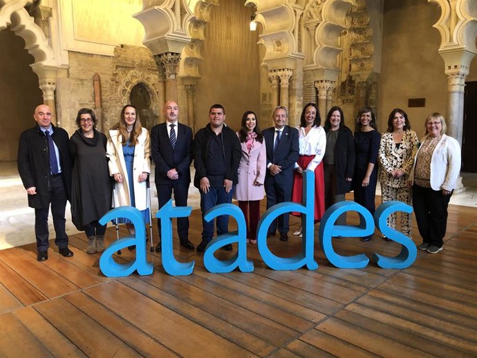 La presidenta de las Cortes de Aragón, con representantes de ATADES y premiados