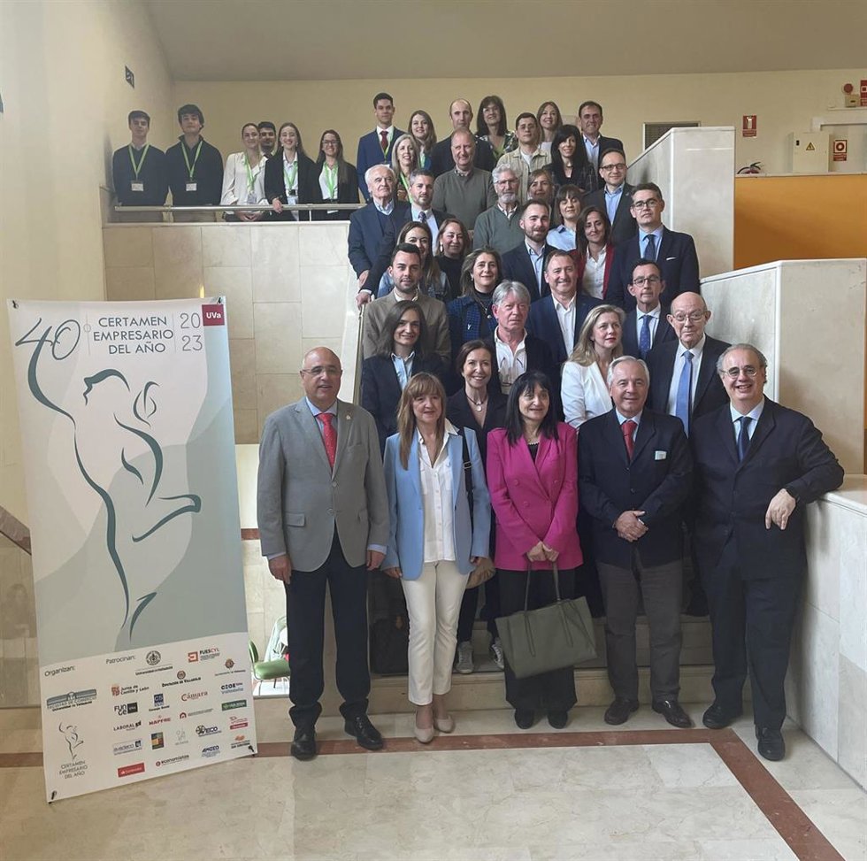 Foto de famlia del jurado de los premios.