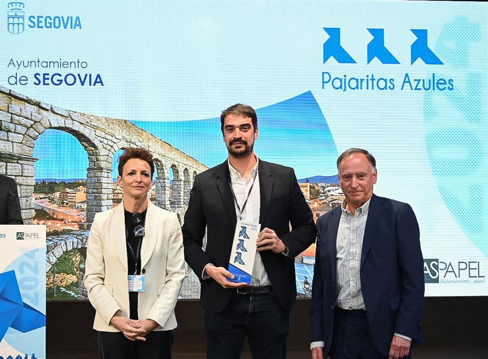 La secretaria general de Coordinación Territorial, Miryam Álvarez; el concejal de Sostenibilidad, Gabriel Cobos, y el presidente de Aspapel, Eduardo Querol.