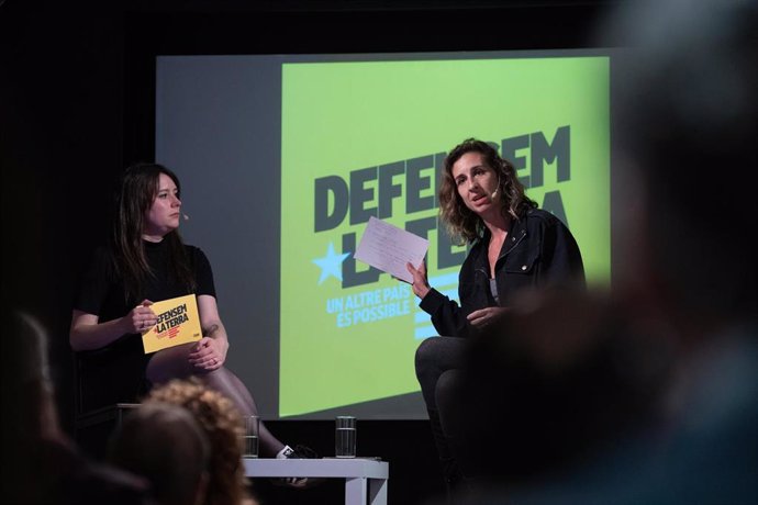 La candidata de la CUP a las elecciones catalanas, Laia Estrada, junto con la número dos del partido a los comicios, Laure Vega, en la conferencia política de inicio de la campaña electoral, en Barcelona.