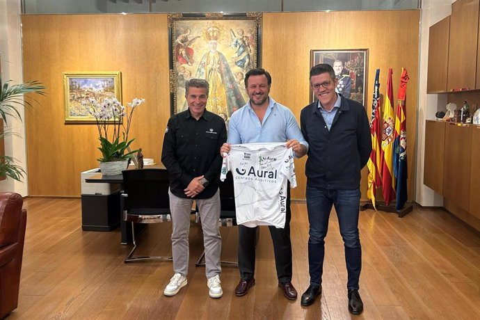 Miguel Pina, CEO de Mondraker; Pablo Ruz, alcalde de Elche; y Gaspar Díez, redactor jefe en Europa Press, con el maillot del Aural Team para la Skoda Titan Desert 2024.