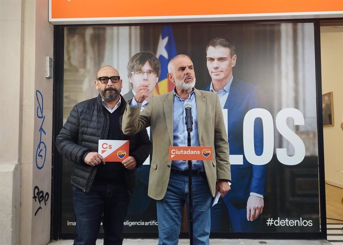 Carlos Carrizosa junto a Jordi Cañas en declaraciones antes del inicio de campaña electoral esta medianoche.