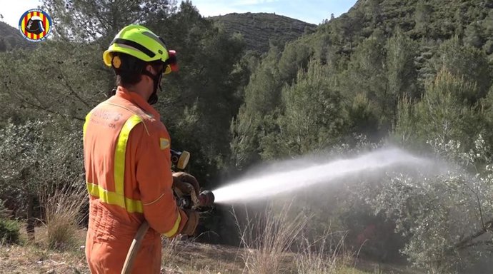 Archivo - Bomberos trabajan en un incendio forestal, en una imagen de archivo