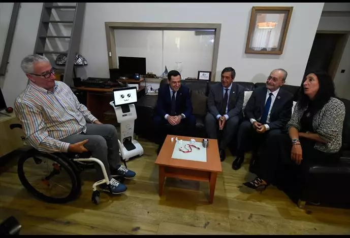 El presidente de la Junta visita en Málaga la primera vivienda domotizada  Y con asistencia robótica que forma parte del proyecto “Vivir en Casa”