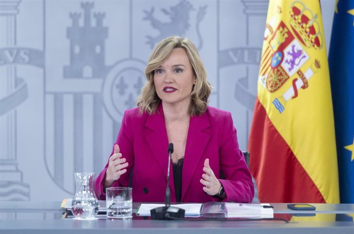 La ministra Portavoz, de Educación, Formación Profesional y Deporte, Pilar Alegría, durante una rueda de prensa posterior a la reunión del Consejo de Ministros, en el Palacio de la Moncloa, a 23 de abril de 2024, en Madrid (España).