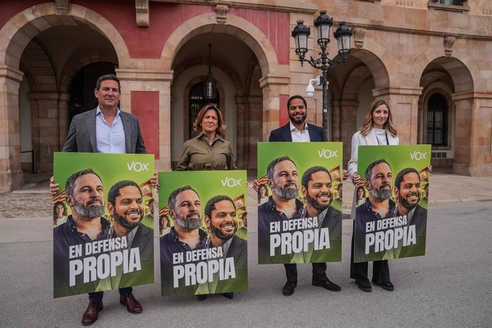 Garriga junto a otros miembros de Vox ante el Parlament este jueves