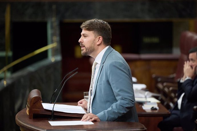 El diputado de Sumar Alberto Ibáñez interviene durante una sesión plenaria en el Congreso de los Diputados, a 9 de abril de 2024, en Madrid (España).