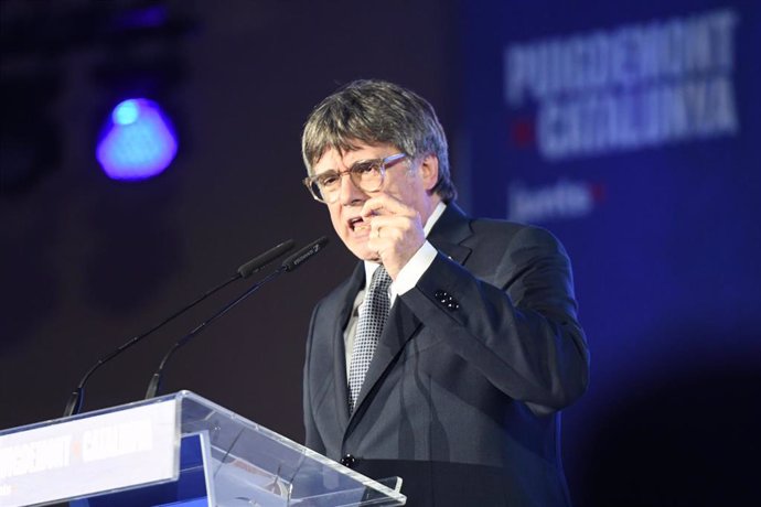 El expresidente de la Generalitat y candidato de Junts a las elecciones catalanas, Carles Puigdemont, interviene durante el acto de Junts de inicio de campaña, en Jean Carrere Space, a 25 de abril de 2024, en Argelès (Francia). Este acto marca el inicio d