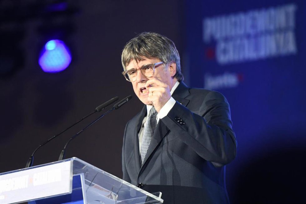 El expresidente de la Generalitat y candidato de Junts a las elecciones catalanas, Carles Puigdemont, interviene durante el acto de Junts de inicio de campaña, en Jean Carrere Space, a 25 de abril de 2024, en Argels (Francia). Este acto marca el inicio