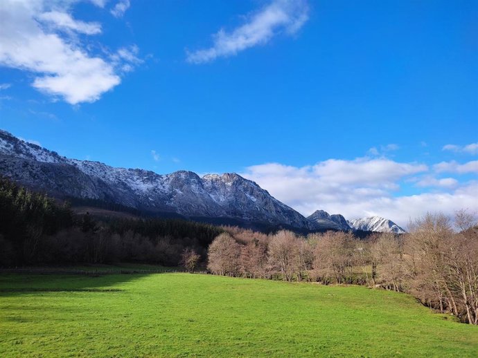 Archivo - Nubes y claros en el Duranguesado (Bizkaia)