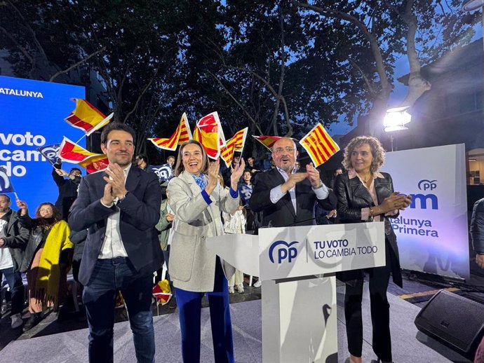 L'alcalde de Castelldefels, Manu Reyes; la secretària general del PP, Cuca Gamarra; el candidat del PP al 12M, Alejandro Fernández, i l'eurodiputada i presidenta de campanya del PP per a les eleccions catalanes, Dolors Montserrat.