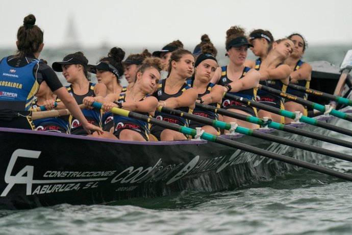Humberto Bilbao muestra dos décadas de remo en el libro y exposición 'Sudor y salitre en el Cantábrico' en San Sebastián