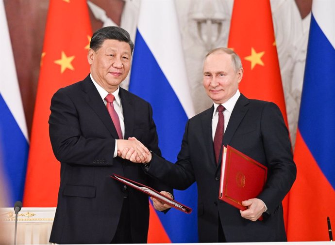 Archivo - MOSCOW, March 21, 2023  -- Chinese President Xi Jinping and Russian President Vladimir Putin shake hands after jointly signing a Joint Statement of the People's Republic of China and the Russian Federation on Deepening the Comprehensive Strategi