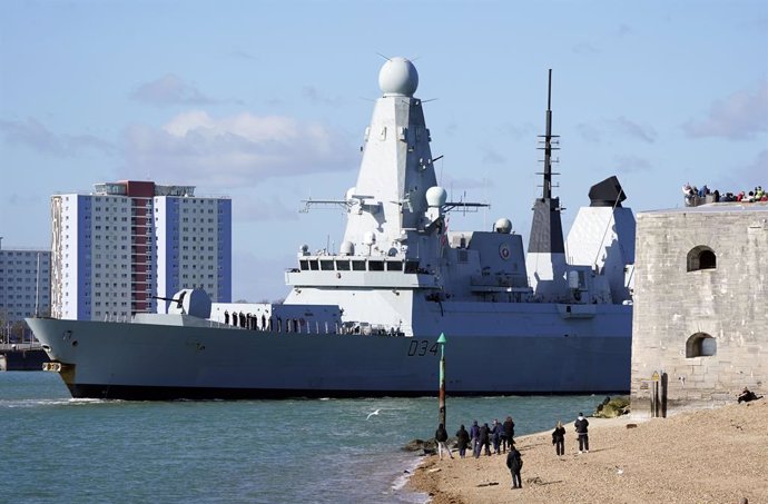 Archivo - 25 February 2022, United Kingdom, Portsmouth: The Royal Navy type 45 Destroyer HMS Diamond leaves Portsmouth harbour. Photo: Andrew Matthews/PA Wire/dpa