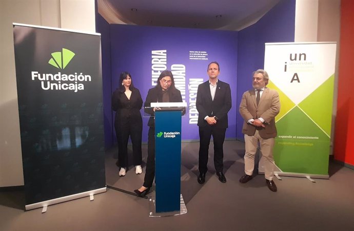 Momento de la inauguración de la muestra de la UNIA.