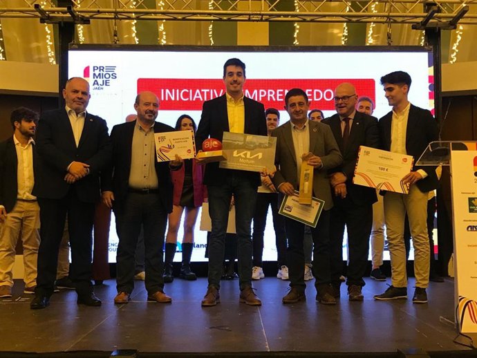 Algunos de los premiados junto al presidente de la Diputación, Paco Reyes.