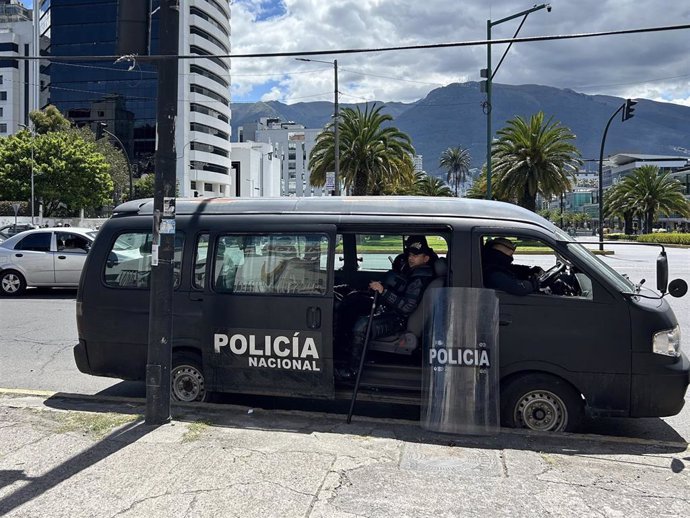 La Policía ecuatoriana hace guardia cerca de la Embajada de México en Quito, Ecuador
