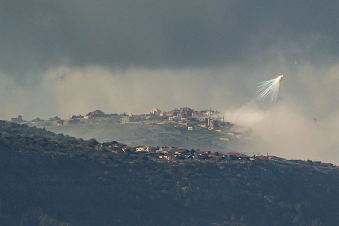 Archivo - ISRAEL-LEBANON BORDER, March 4, 2024  -- Smoke rises from the Lebanese village of Markaba as a result of Israeli shelling in southern Lebanon, next to the border with Israel, on March 4, 2024. An Indian national was killed and seven others injur