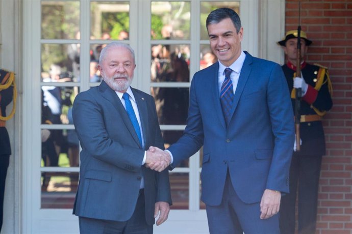 Archivo - El presidente del Gobierno de España, Pedro Sánchez (derecha), y el presidente de Brasil, Luiz Inácio Lula da Silva (izquierda)