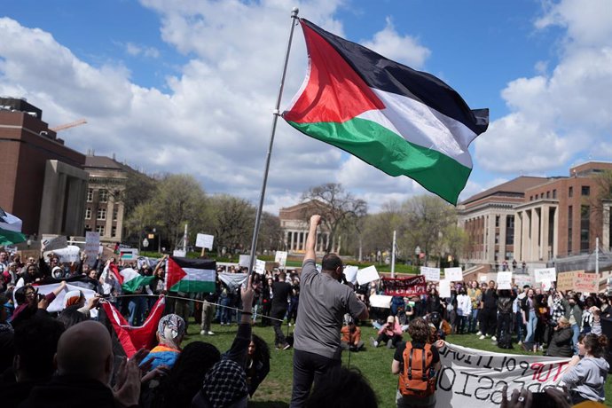 April 25, 2024, Minneapolis, MN, United States: Pro-Palestine supporters chant during a rally against the war in Gaza after the University of Minnesota's campus police cleared the Gaza Solidarity Encampment set up by the UMN Divest coalition Tuesday, Apri