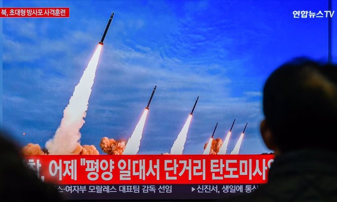 Archivo - March 19, 2024, Seoul, South Korea: A TV at Seoul's Yongsan Railway Station shows a firing drill conducted by North Korea's western artillery units on March 18, demonstrating 600mm multiple rocket launchers. North Korean leader Kim Jong Un has i