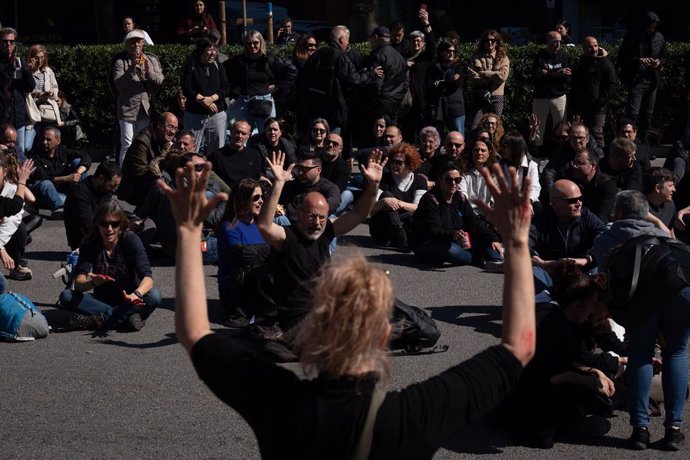 Archivo - Manifestants asseguts al terra durant una concentració convocada per sindicats per la mort d'una treballadora de la presó de Mes d'Enric a Tarragona a mans de un pres, en el tall de la Plaça Cerdà, a 14 de març de 2024