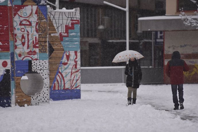 Archivo - Gente pasea por las calles tras el paso de la borrasca Filomena, en Huesca, Aragón (España), a 9 de enero de 2021. Las predicciones realizadas por la Agencia Estatal de Meteorología (AEMET) prevén precipitaciones generalizadas de nieve en la pro
