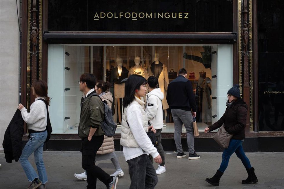 Archivo - Escaparate de la tienda Adolfo Domínguez en el Paseo de Gracia en Barcelona.