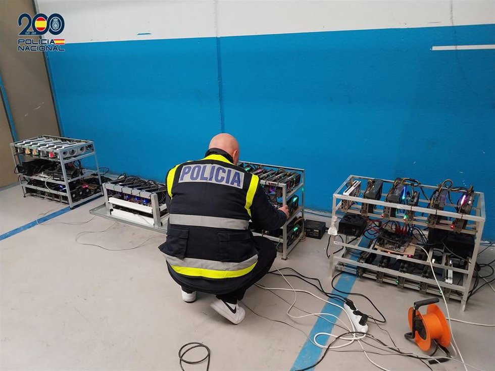 Desmantelada dos granjas de 'criptomonedas', enganchadas a la luz de manera ilegal, en un polígono de Logroño