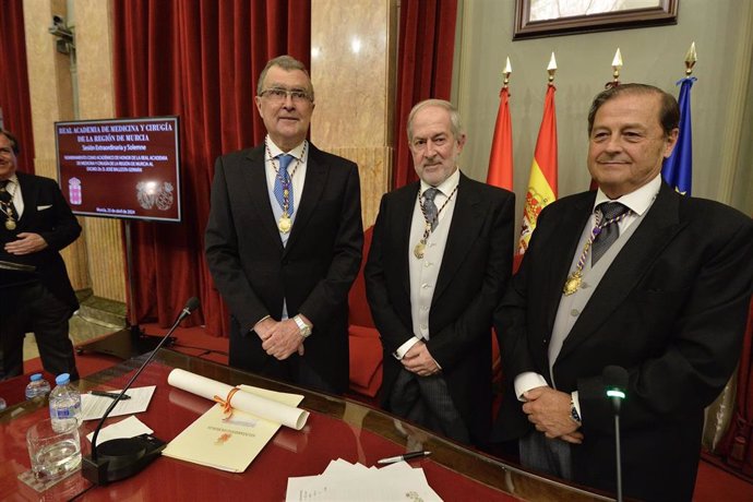 El alcalde de Murcia, José Ballesta, recibe la Medalla como Académico de Honor de la Real Academia de Medicina y Cirugía de la Región de Murcia