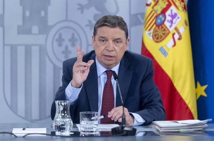 El ministro de Agricultura, Pesca y Alimentación, Luis Planas, durante una rueda de prensa posterior a la reunión del Consejo de Ministros, en el Palacio de la Moncloa, a 16 de abril de 2024, en Madrid (España).