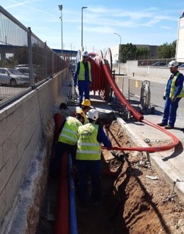 Operarios trabajan en la reforma de parte de la red eléctrica del Vendrell (Tarragona) impulsada por Endesa