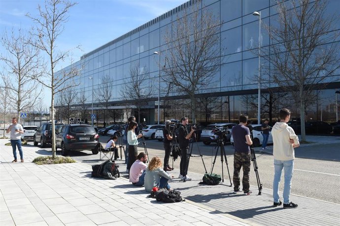 Archivo - Varios periodistas y cámaras esperan la salida de la reunión extraordinaria que celebra la Junta Directiva del Real Madrid, en la ciudad deportiva de Valdebebas, a 12 de marzo de 2023, en Madrid (España). El Real Madrid convocó ayer "con carác