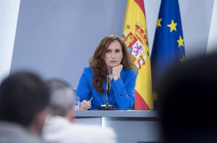 La ministra de Sanidad, Mónica García, interviene durante una rueda de prensa posterior a la reunión del Consejo de Ministros, en el Palacio de la Moncloa, a 16 de abril de 2024, en Madrid (España). 