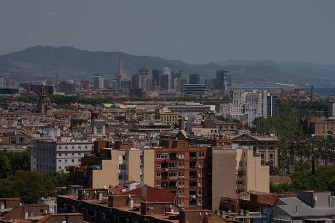 Archivo - Varios edificios de viviendas vistos desde el mirador del Poble Sec,  a 17 de mayo de 2023, en Barcelona, Cataluña (España)