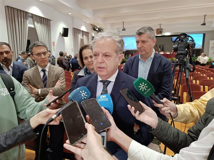 El presidente de la Diputación de Córdoba y de Emproacsa, Salvador Fuentes, atiende a los medios de comunicación.