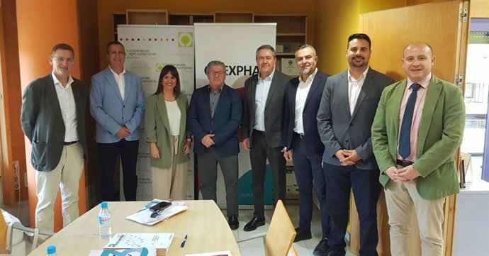 Imagen del encuentro que este viernes ha tenido el secretario general del PSOE-A, Juan Espadas, en Almería con los productores de frutas y hortalizas (Coexphal).