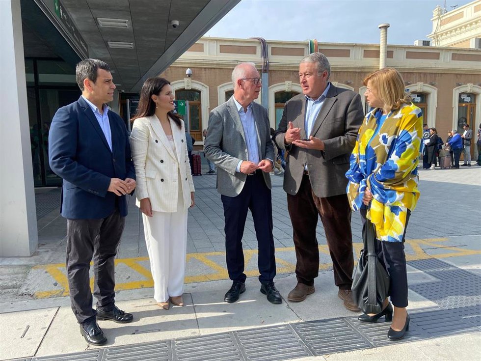 Los senador del PP por la Región Francisco Bernabé y José Ramón Díez de Revenga; las diputadas nacionales Violante Tomas y Miriam Guardiola; y el concejal de Planificación Urbanística, Huerta y Medio Ambiente de Murcia, Antonio Navarro