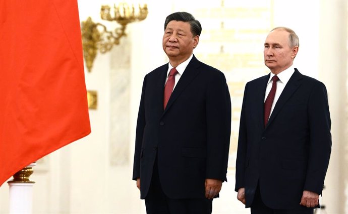 Archivo - HANDOUT - 21 March 2023, Russia, Moscow: Chinese President Xi Jinping (L) welcomed by Russian President Vladimir Putin ahead of their meeting at the Kremlin. Photo: -/Kermlin/dpa - ATTENTION: editorial use only and only if the credit mentioned a